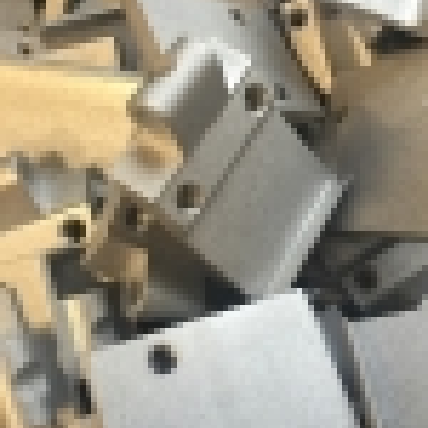 Bunke af CNC-bearbejdede aluminiumsdele med præcise huller og skarpe kanter.