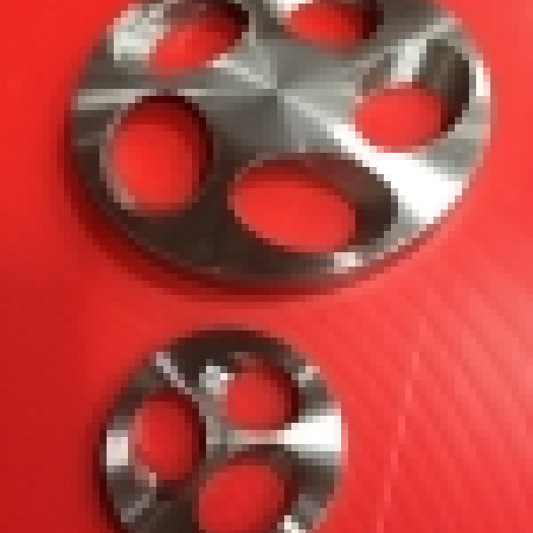 Runde, CNC-bearbejdede metalplader med poleret finish og præcise huller.