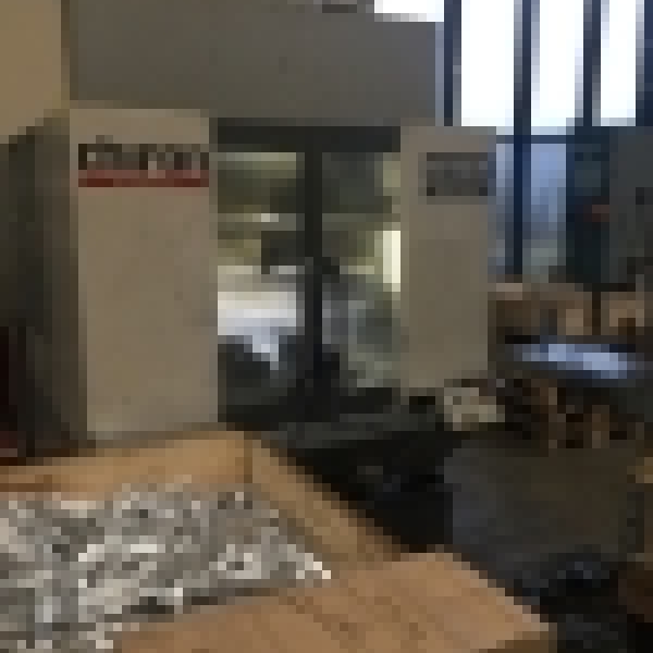 CNC-bearbejdningscenter i en produktionshal, klar til fremstilling af komplekse metaldele.